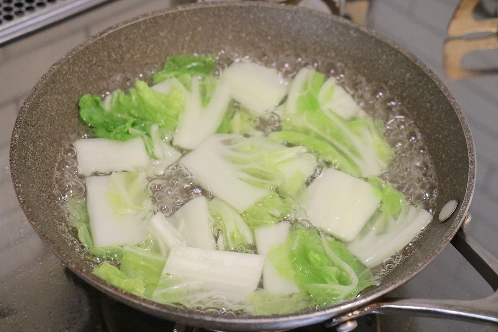 フライパンに水を入れ沸かし、白菜を温める