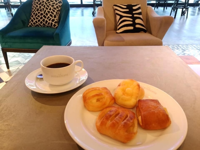 朝食のパンとコーヒー