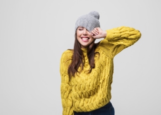 黄色いセーターの女性画像