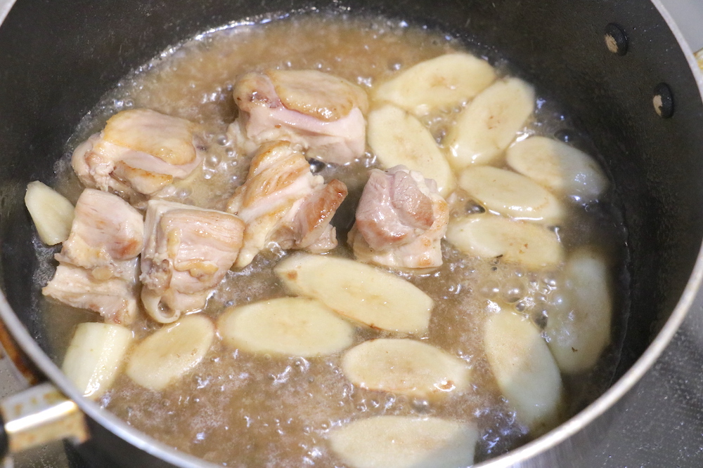 鶏肉とごぼうを炒めて和風だしを入れて煮込む