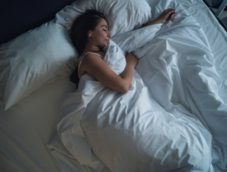 寝るとやせやすくなるってホント!?　睡眠と筋トレの関係性クイズ