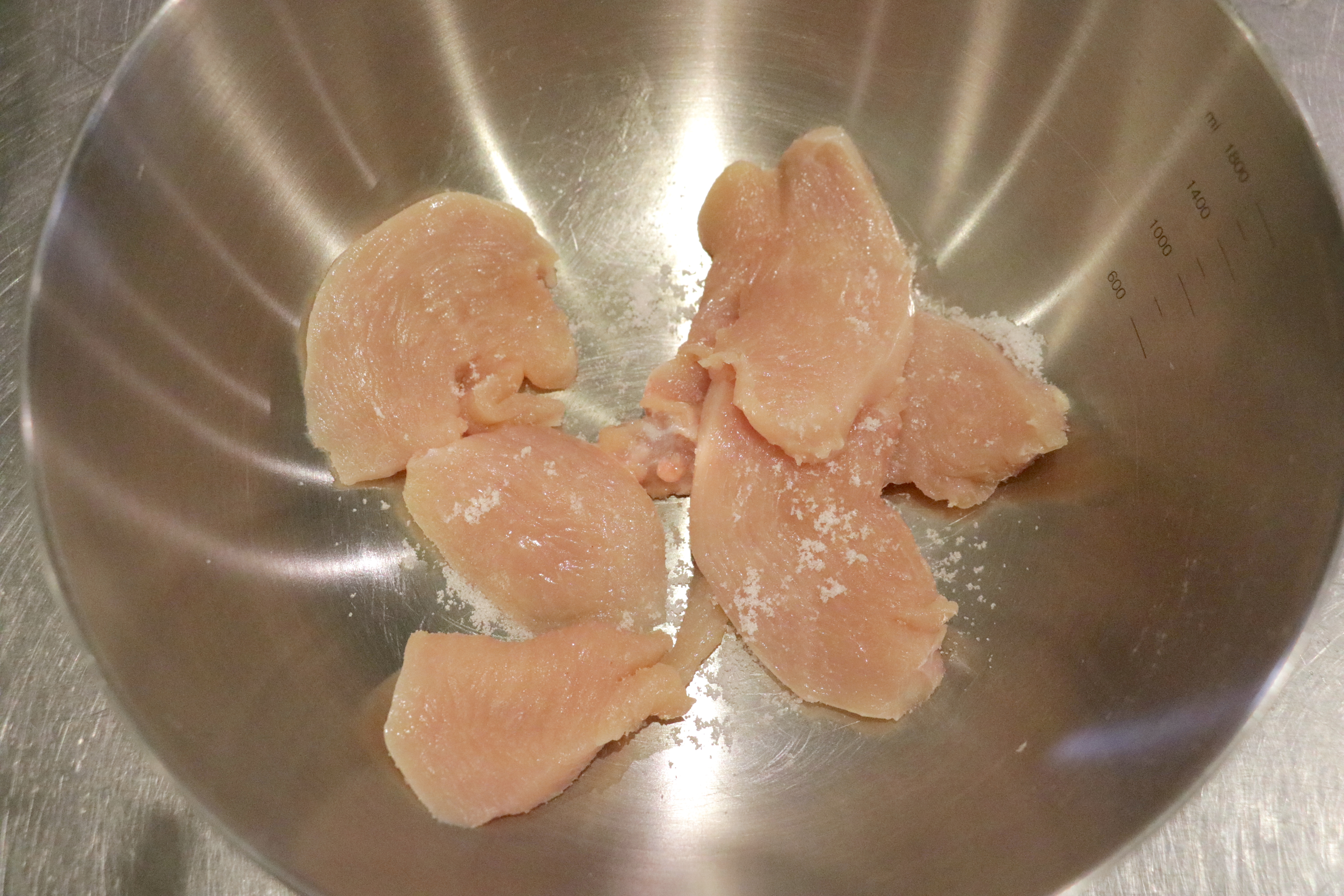 鶏むね肉をそぎ切りにして塩と砂糖をもみ込む