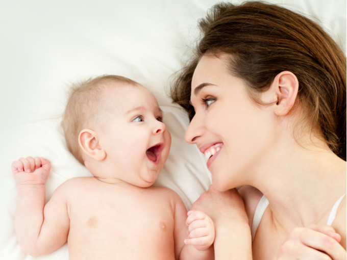 赤ちゃんと笑顔の女性