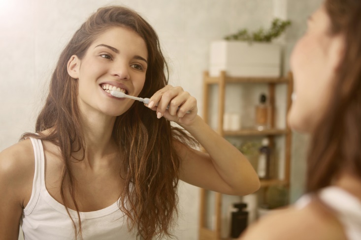 歯ブラシしている女性