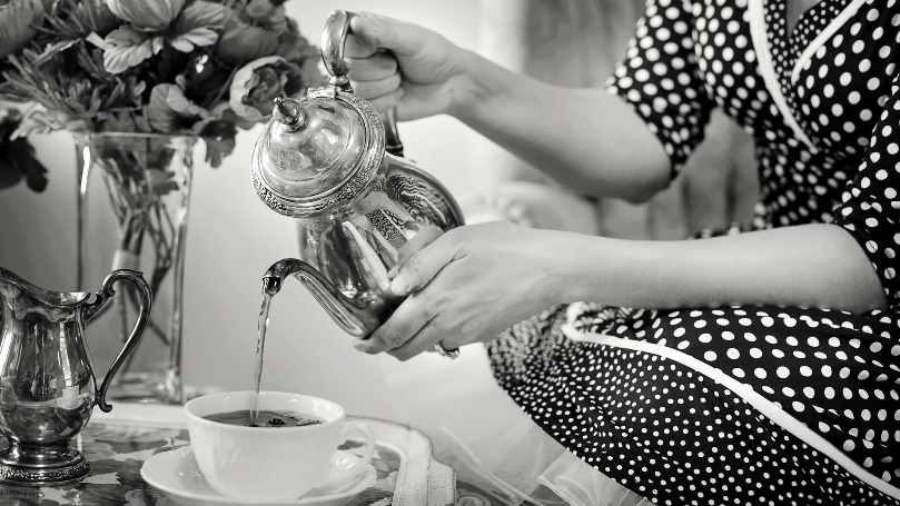 インドのティーポットで紅茶を注いでいるモノクロ画像
