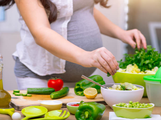 野菜を料理する妊婦