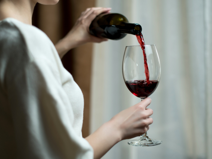 グラスにワインを注ぐ女性