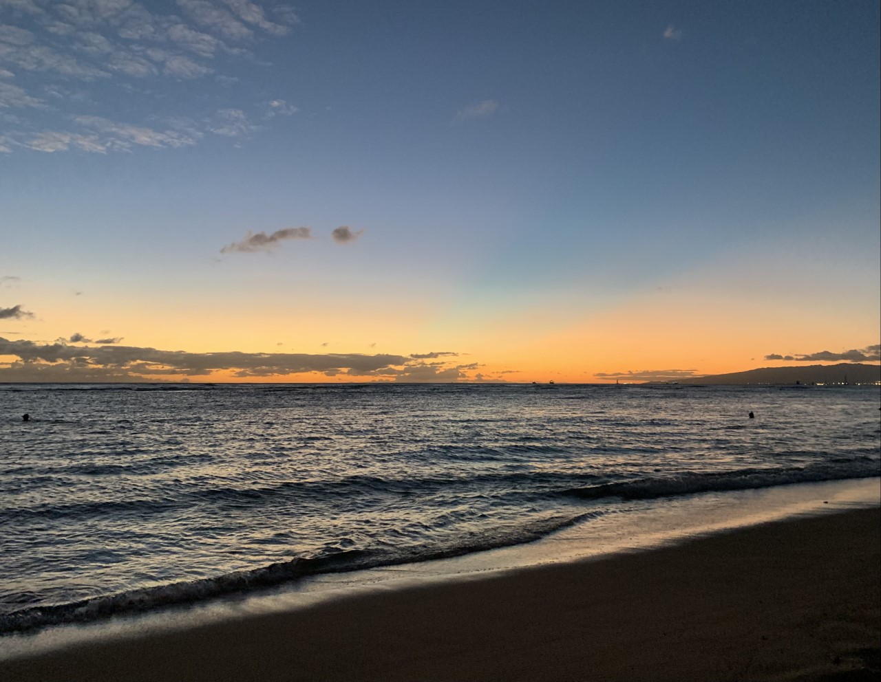 日が沈むころのハワイの海