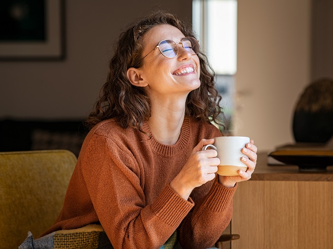 コーヒーを飲んでいる女性の画像