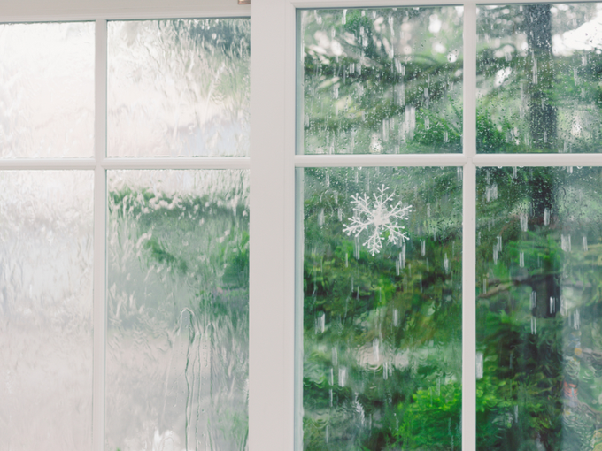 窓から見える雨の日の風景