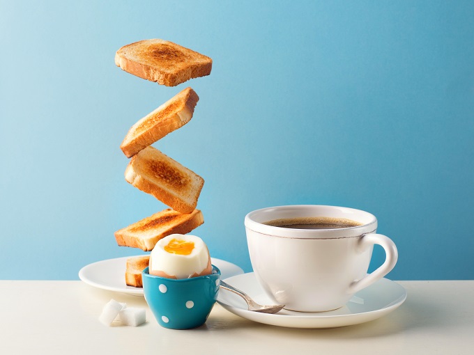 パン、卵、コーヒーの画像