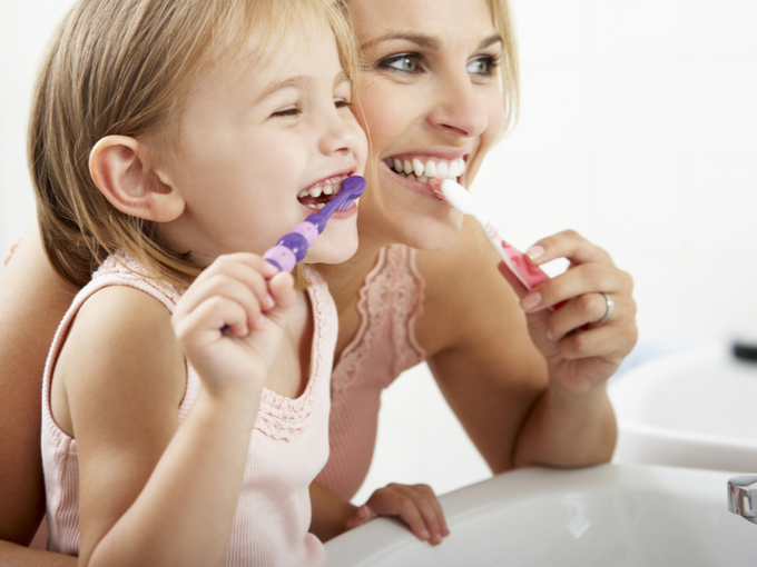 歯を磨く親子