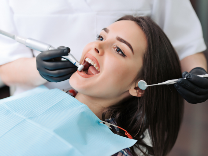 歯を治療する女性