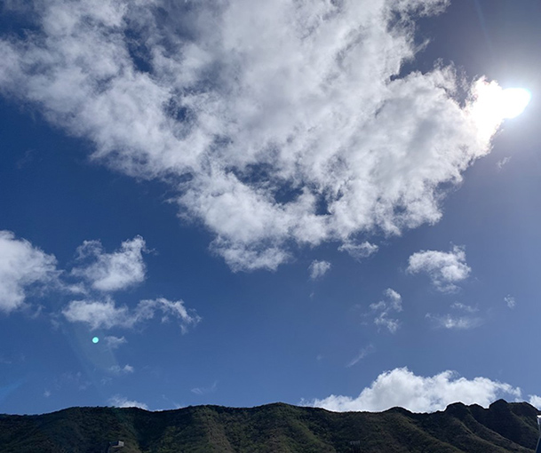 ハワイの山々と大空