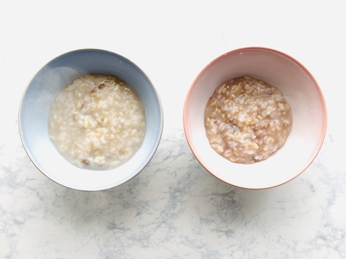 『玄米ともち麦のお粥』（左）と『十穀米のお粥』（右）